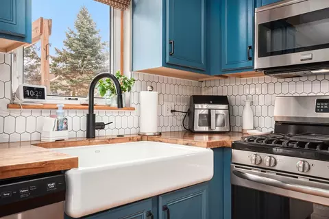 Kitchen - 3211 Apache Dr, New Lenox, IL 60451 photo 3 of 4