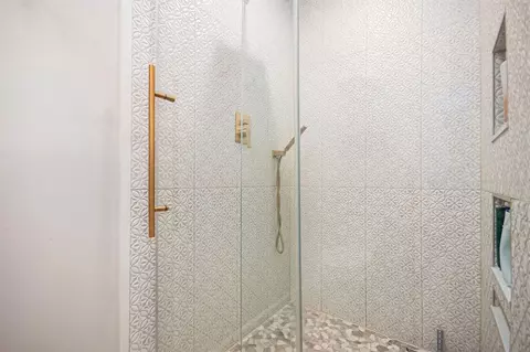 Bath - 3211 Apache Dr, New Lenox, IL 60451 photo 2 of 4