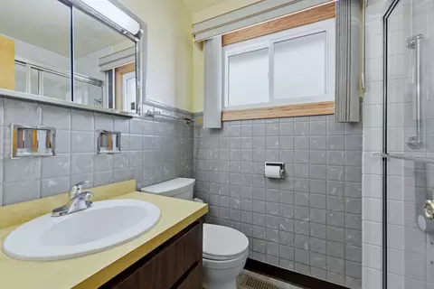 Bath - 8808 Cranbrook Ln, Bridgeview, IL 60455 photo 1 of 1