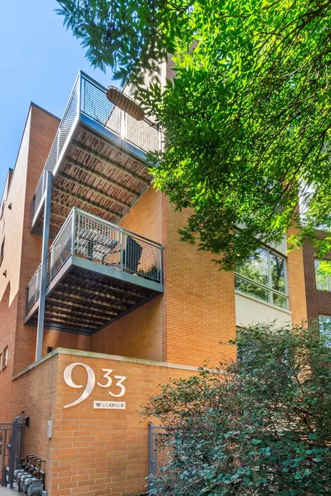 933 W George St #2, Chicago, IL 60657