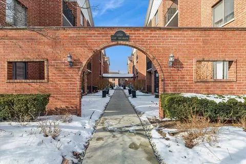 8426 W Catalpa Ave #403, Chicago, IL 60656