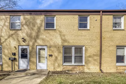Exterior - 822 Colonial Dr #B, Wheeling, IL 60090 photo 2 of 3