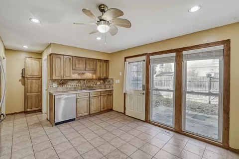 Kitchen - 822 Colonial Dr #B, Wheeling, IL 60090 photo 1 of 2