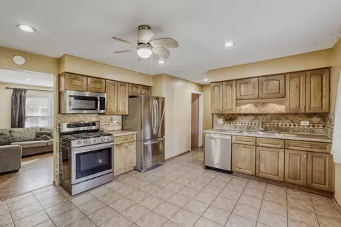Kitchen - 822 Colonial Dr #B, Wheeling, IL 60090 photo 2 of 2