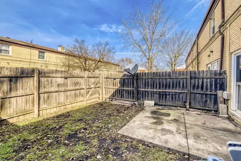 Exterior - 822 Colonial Dr #B, Wheeling, IL 60090 photo 3 of 3