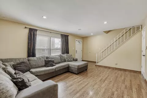 Living - 822 Colonial Dr #B, Wheeling, IL 60090 photo 1 of 2