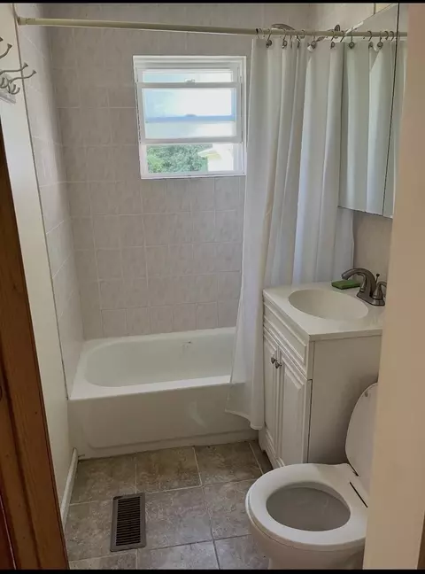 Bath - 6918 Garden Ln, Bridgeview, IL 60455 photo 1 of 1