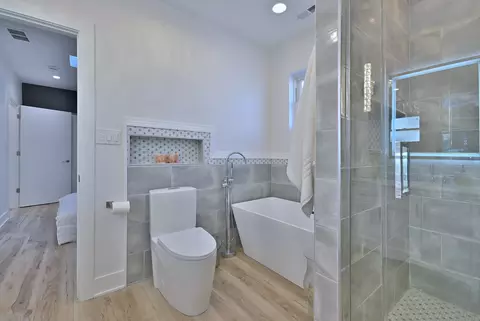 Bath - 3715 Euclid Ave, Berwyn, IL 60402 photo 9 of 14