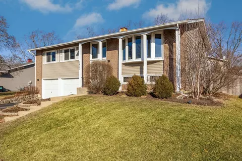 2422 Stonewall Ave, Woodridge, IL 60517