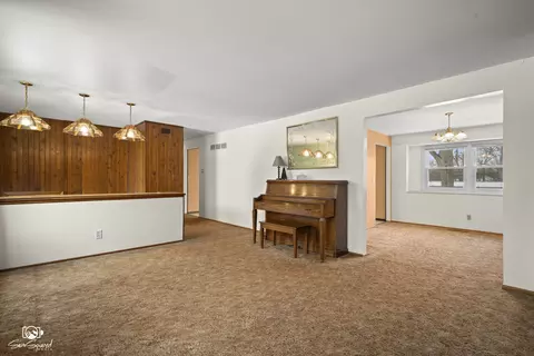 Living - 2750 E Riverview Dr, Kankakee, IL 60901 photo 3 of 7