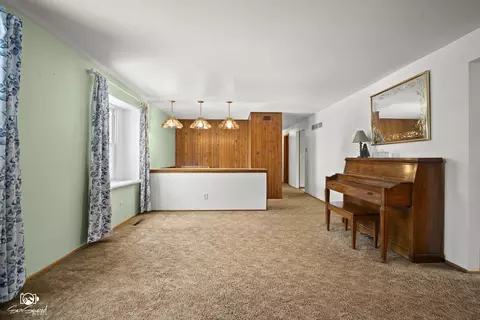 Living - 2750 E Riverview Dr, Kankakee, IL 60901 photo 2 of 7