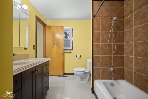 Bath - 2750 E Riverview Dr, Kankakee, IL 60901 photo 2 of 2