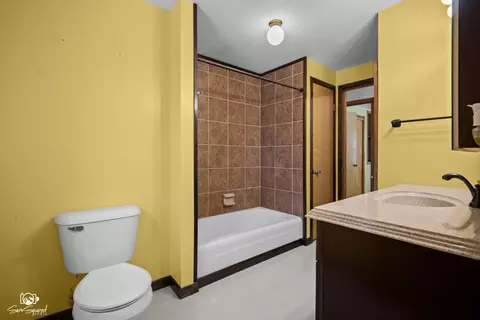 Bath - 2750 E Riverview Dr, Kankakee, IL 60901 photo 1 of 2