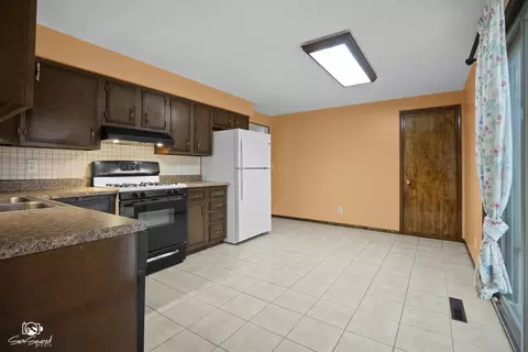 Kitchen - 2750 E Riverview Dr, Kankakee, IL 60901 photo 1 of 1