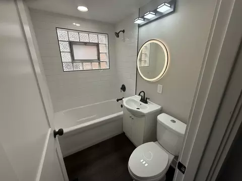 Bath - 10531 S Morgan St, Chicago, IL 60643 photo 1 of 5