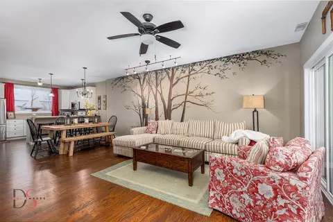 Living - 13 River Row, Ottawa, IL 61350 photo 4 of 5