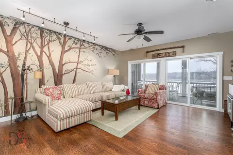 Living - 13 River Row, Ottawa, IL 61350 photo 3 of 5