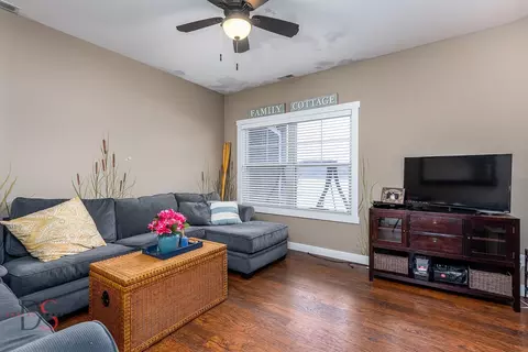 Living - 13 River Row, Ottawa, IL 61350 photo 2 of 5