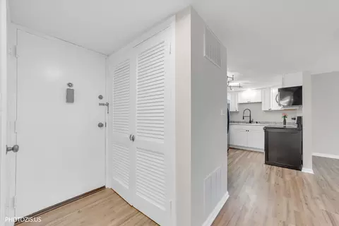 Entry Way - 100 Deborah Ln #16A, Wheeling, IL 60090 photo 1 of 2