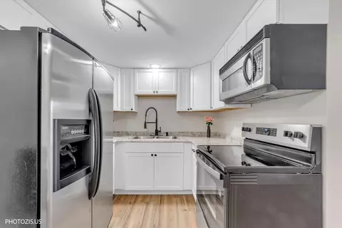 Kitchen - 100 Deborah Ln #16A, Wheeling, IL 60090 photo 2 of 2