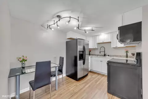 Kitchen - 100 Deborah Ln #16A, Wheeling, IL 60090 photo 1 of 2