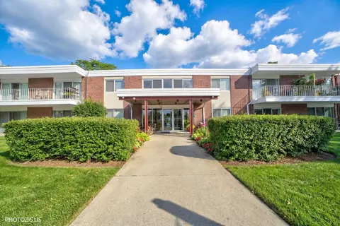 100 Deborah Ln #16A, Wheeling, IL 60090