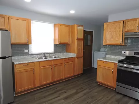 Kitchen - 15328 Parkside Dr, Markham, IL 60428 photo 3 of 4