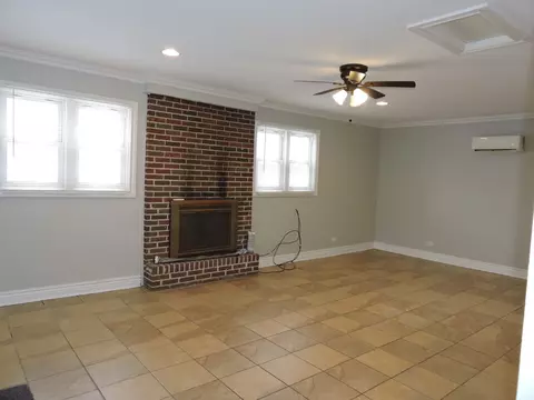 Living - 15328 Parkside Dr, Markham, IL 60428 photo 4 of 5