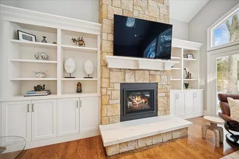 Living - 985 Pine Tree Ln, Winnetka, IL 60093 photo 5 of 10