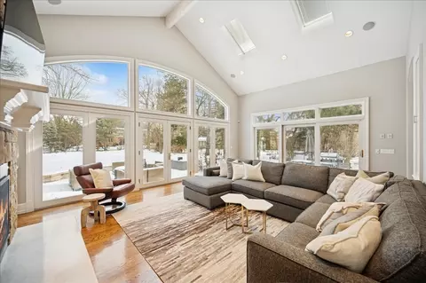 Living - 985 Pine Tree Ln, Winnetka, IL 60093 photo 4 of 10