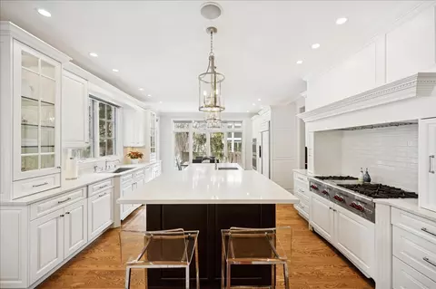 Kitchen - 985 Pine Tree Ln, Winnetka, IL 60093 photo 5 of 10