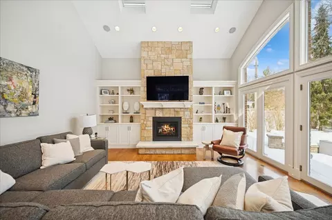 Living - 985 Pine Tree Ln, Winnetka, IL 60093 photo 6 of 10