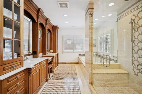 Bath - 985 Pine Tree Ln, Winnetka, IL 60093 photo 3 of 6