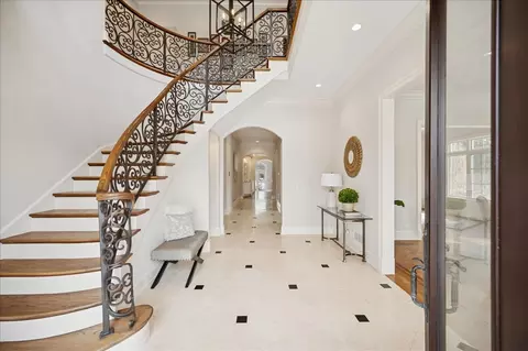 Entry Way - 985 Pine Tree Ln, Winnetka, IL 60093 photo 1 of 4