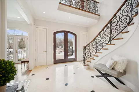 Entry Way - 985 Pine Tree Ln, Winnetka, IL 60093 photo 3 of 4