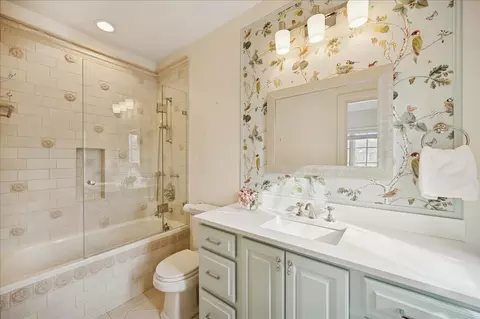 Bath - 985 Pine Tree Ln, Winnetka, IL 60093 photo 5 of 6