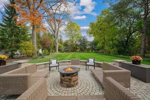 Exterior - 985 Pine Tree Ln, Winnetka, IL 60093 photo 3 of 12