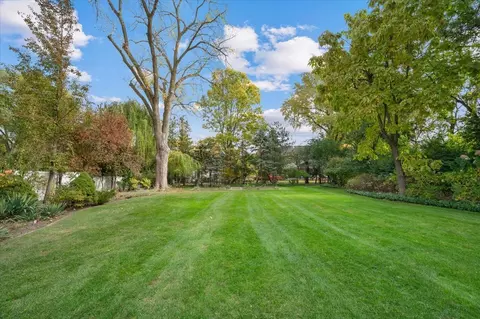 Exterior - 985 Pine Tree Ln, Winnetka, IL 60093 photo 10 of 12