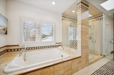 Bath - 985 Pine Tree Ln, Winnetka, IL 60093 photo 4 of 6