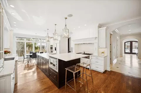 Kitchen - 985 Pine Tree Ln, Winnetka, IL 60093 photo 4 of 10