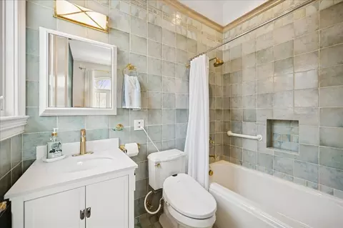 Bath - 985 Pine Tree Ln, Winnetka, IL 60093 photo 2 of 6