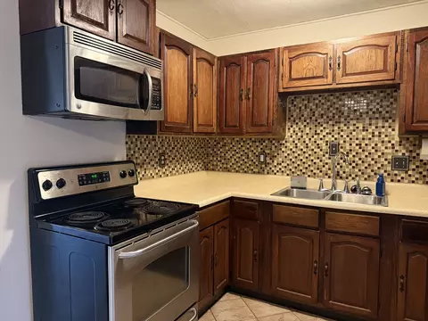 Kitchen - 1516 Triangle St, Mount Vernon, IL 62864 photo 4 of 5