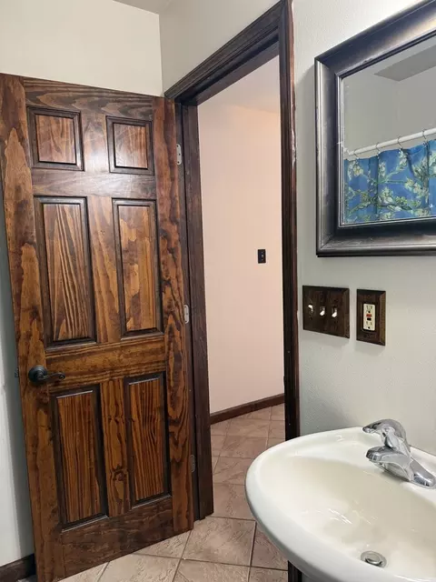 Bath - 1516 Triangle St, Mount Vernon, IL 62864 photo 2 of 5