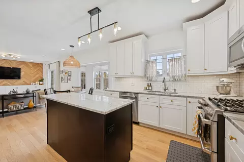 Kitchen - 1605 Elmdale Ave, Glenview, IL 60026 photo 4 of 6
