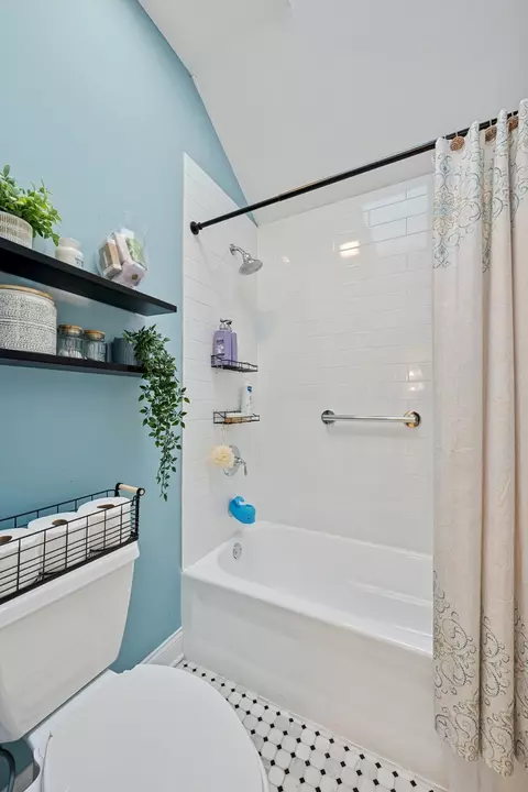 Bath - 1605 Elmdale Ave, Glenview, IL 60026 photo 5 of 6
