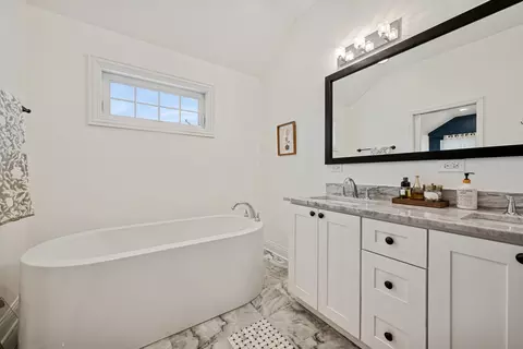 Bath - 1605 Elmdale Ave, Glenview, IL 60026 photo 2 of 6
