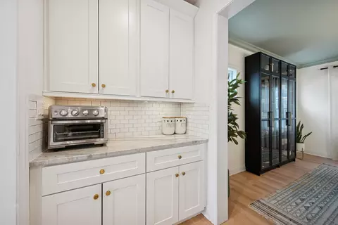 Kitchen - 1605 Elmdale Ave, Glenview, IL 60026 photo 1 of 6