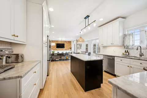 Kitchen - 1605 Elmdale Ave, Glenview, IL 60026 photo 2 of 6