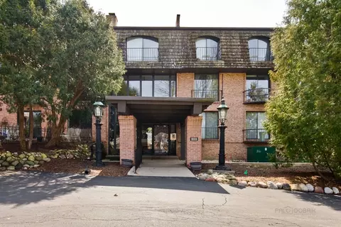 600 W Russell St #306, Barrington, IL 60010