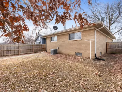 Exterior - 2350 31st St, Moline, IL 61265 photo 4 of 7